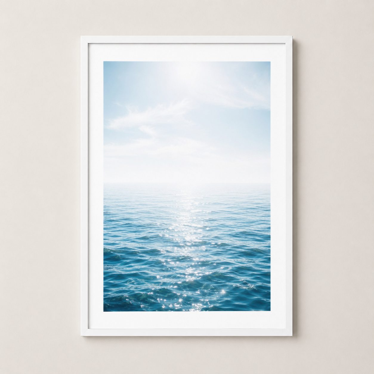 Beyaz çerçeveli deniz sahnesi tablosu, minimalist iç tasarıma perfect uyumlu.