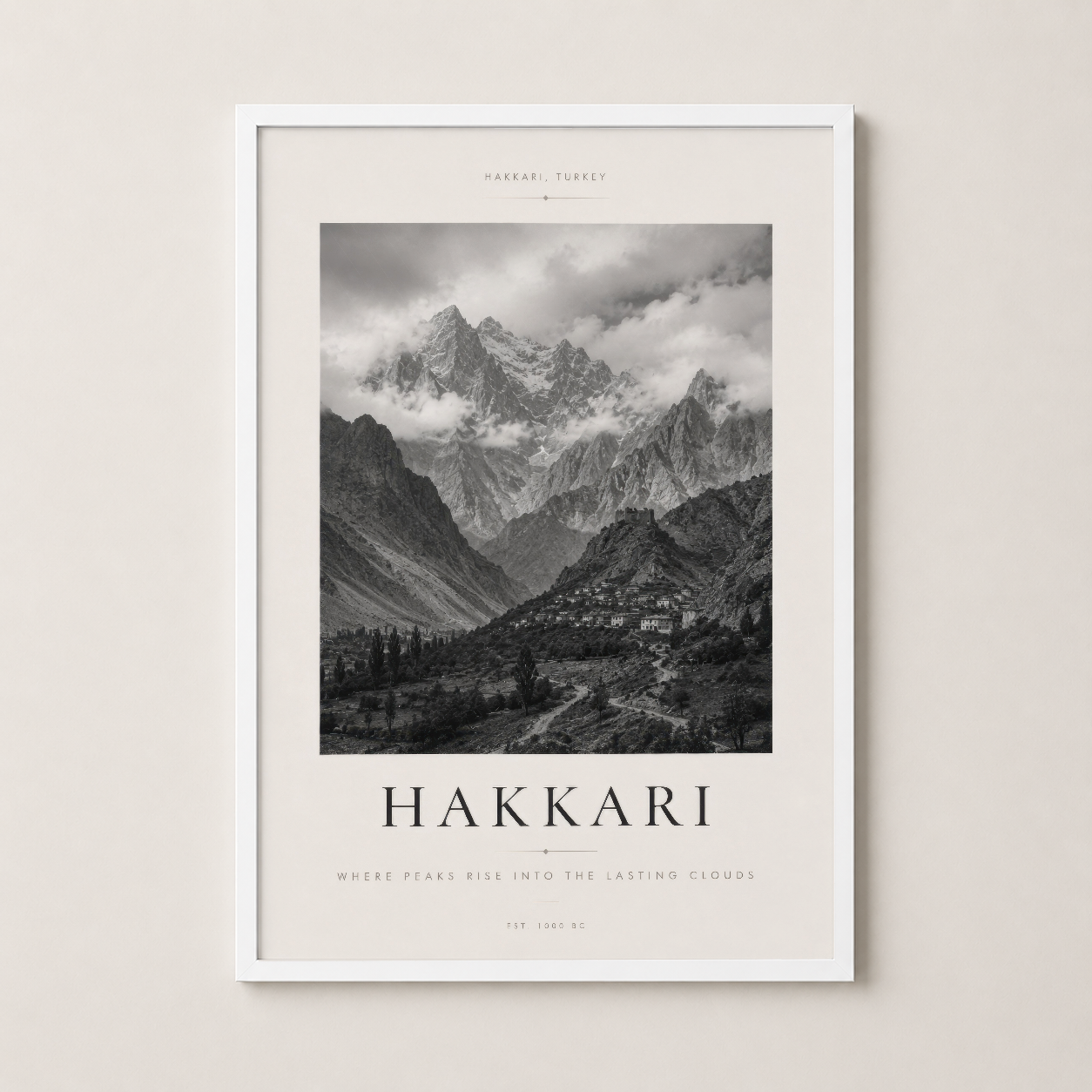 Hakkari dağ tablosu beyaz çerçevede, sade ve zarif estetik ile modern iç mekana uyum sağlayan baskı.