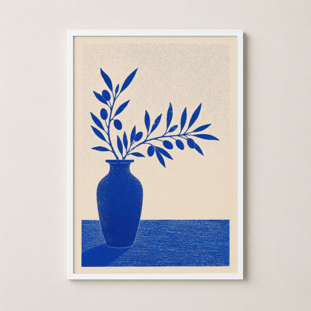 Beyaz çerçeveli poster, minimalist mavi vazo ve yaprak motifiyle odaya hafif bir hava katar.
