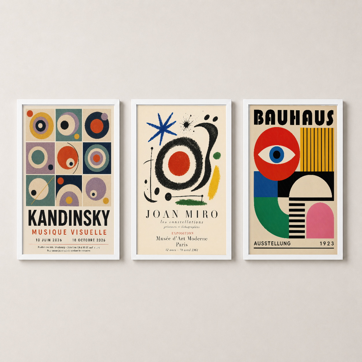 Beyaz çerçeveli vintage sanat posterler, minimalist Bauhaus ve ekspresif soyut sanat eserlerinden oluşan üçlü set.