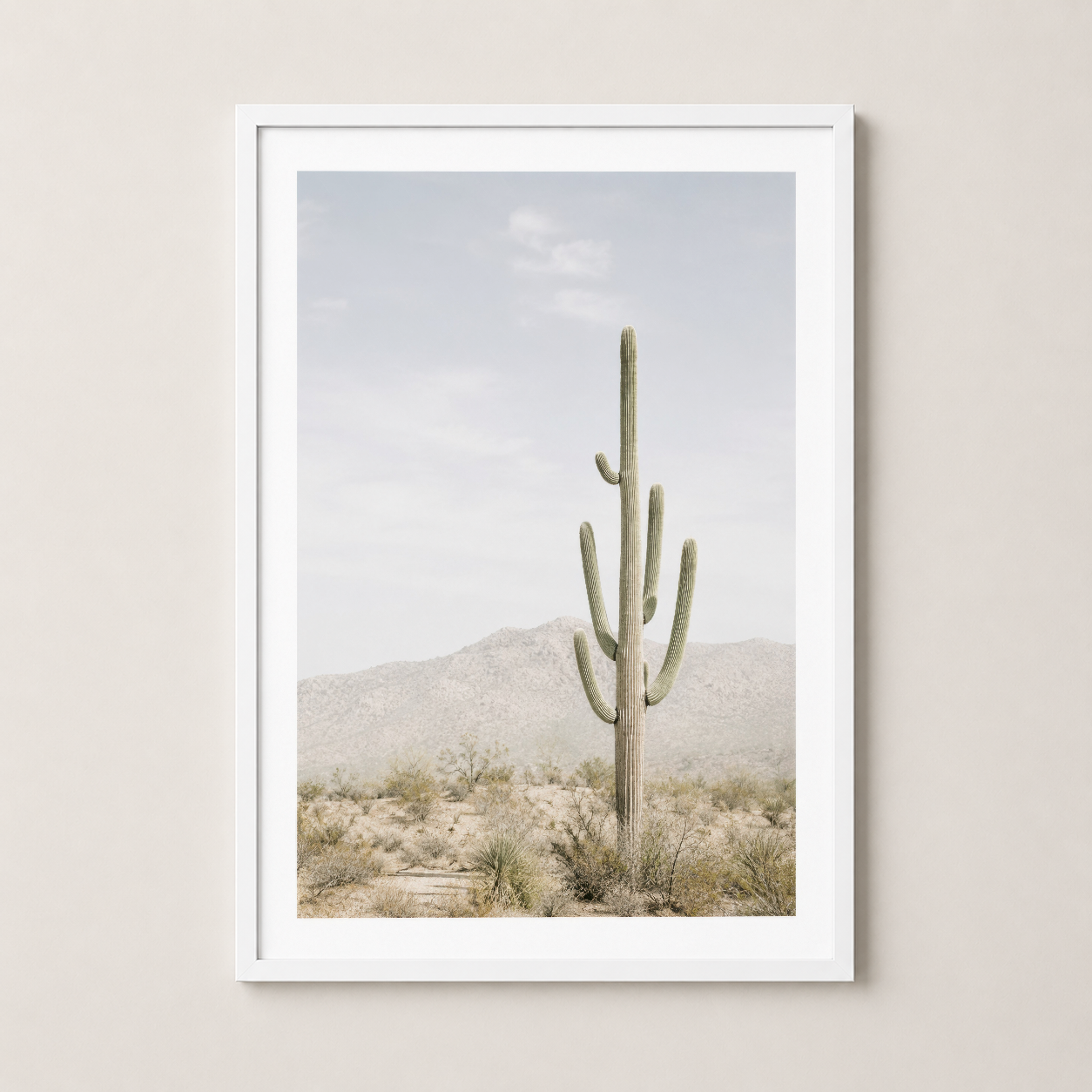 Beyaz çerçeveli saguaro kaktüsü tablosu, aydınlık ortamlara doğal ve sakin atmosfer katan sanat eseri.