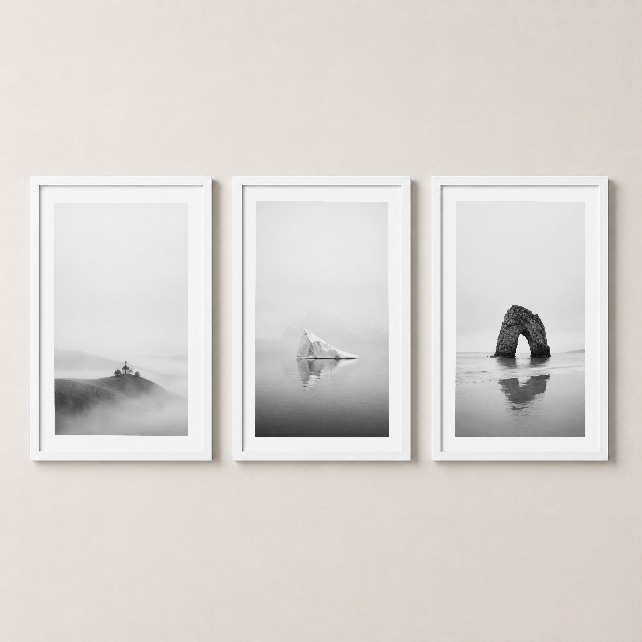 Beyaz ahşap çerçeveli üç panel tablo, siyah beyaz fotoğraf sanatıyla modern ve hafif bir duvar dekorasyonu.