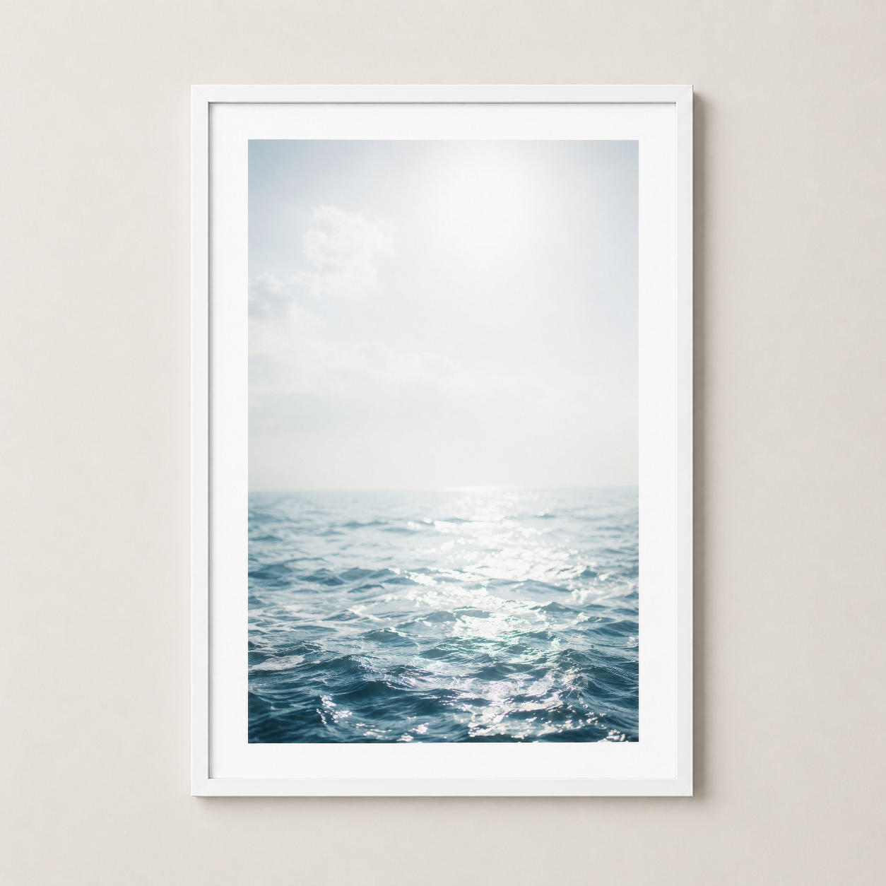 Çalışkan deniz dalgalarını gösteren beyaz çerçeveli, modern tasarım poster.