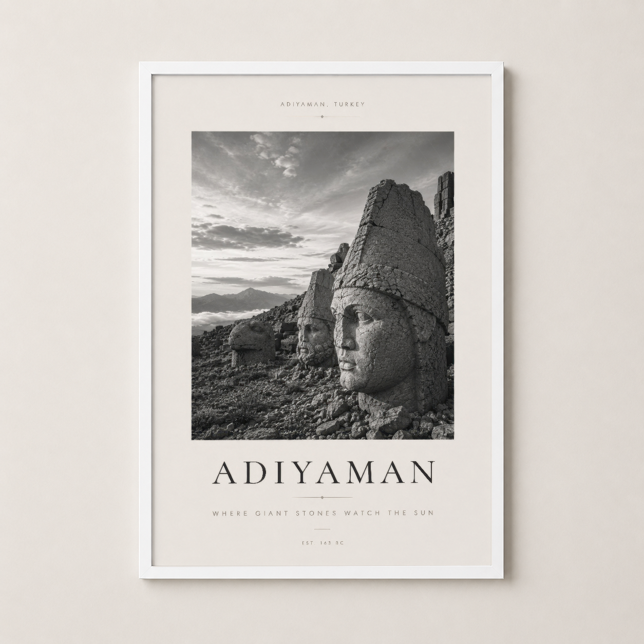 Adiyaman tapınak heykelleri beyaz çerçeveli poster, minimalist tarzda oda dekorasyonu.