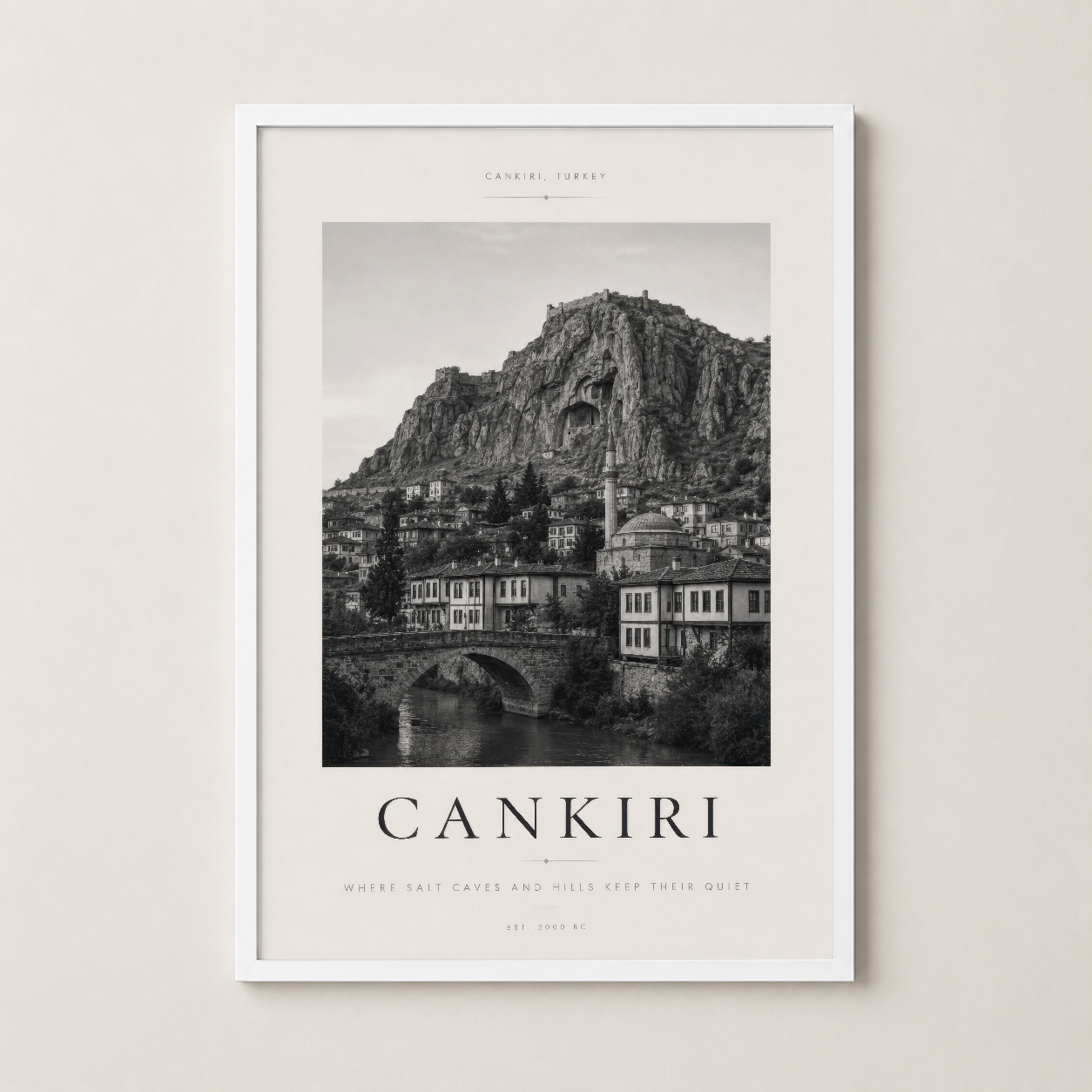 Beyaz çerçeveli Çankırı sanat baskısı, antik mimarı ve doğal kaya oluşumlarını zarafetle sunan klasik duvar dekorasyonu.