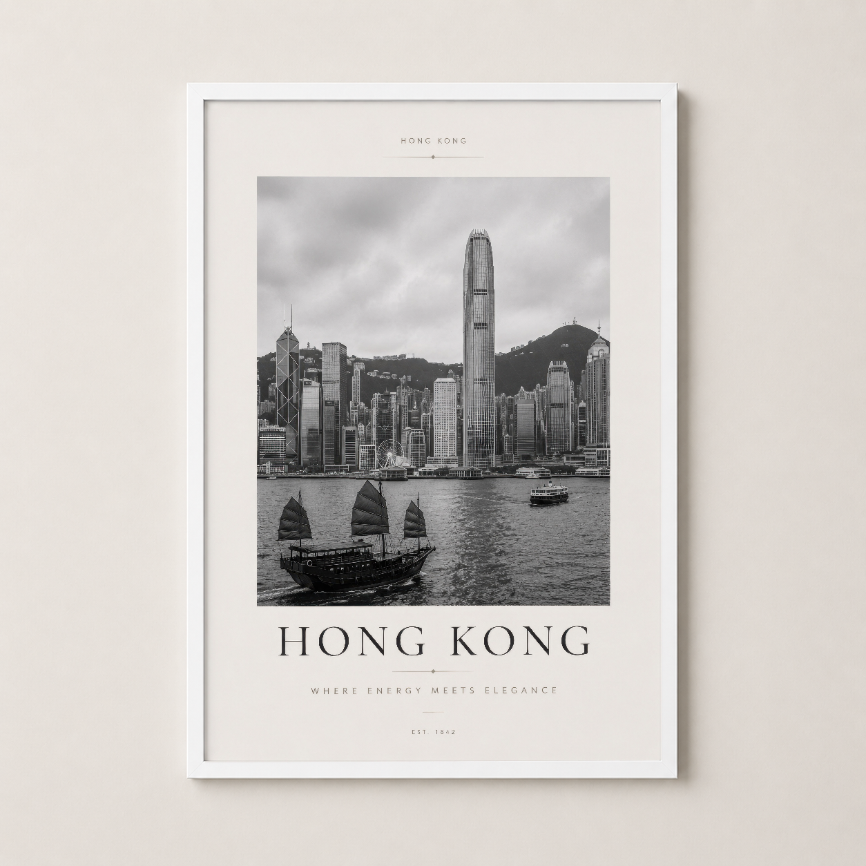 Hong Kong tasvirli poster beyaz çerçevede, sakin ve şık bir görünüm sunuyor.