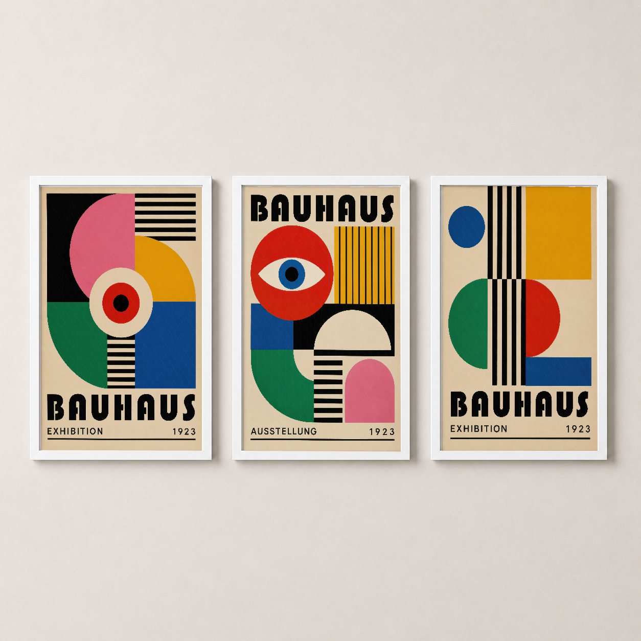 Beyaz çerçeveli üç parçalı Bauhaus sanat seti, klasik tasarımı modern iç mekanlarla uyumlu kılıyor.