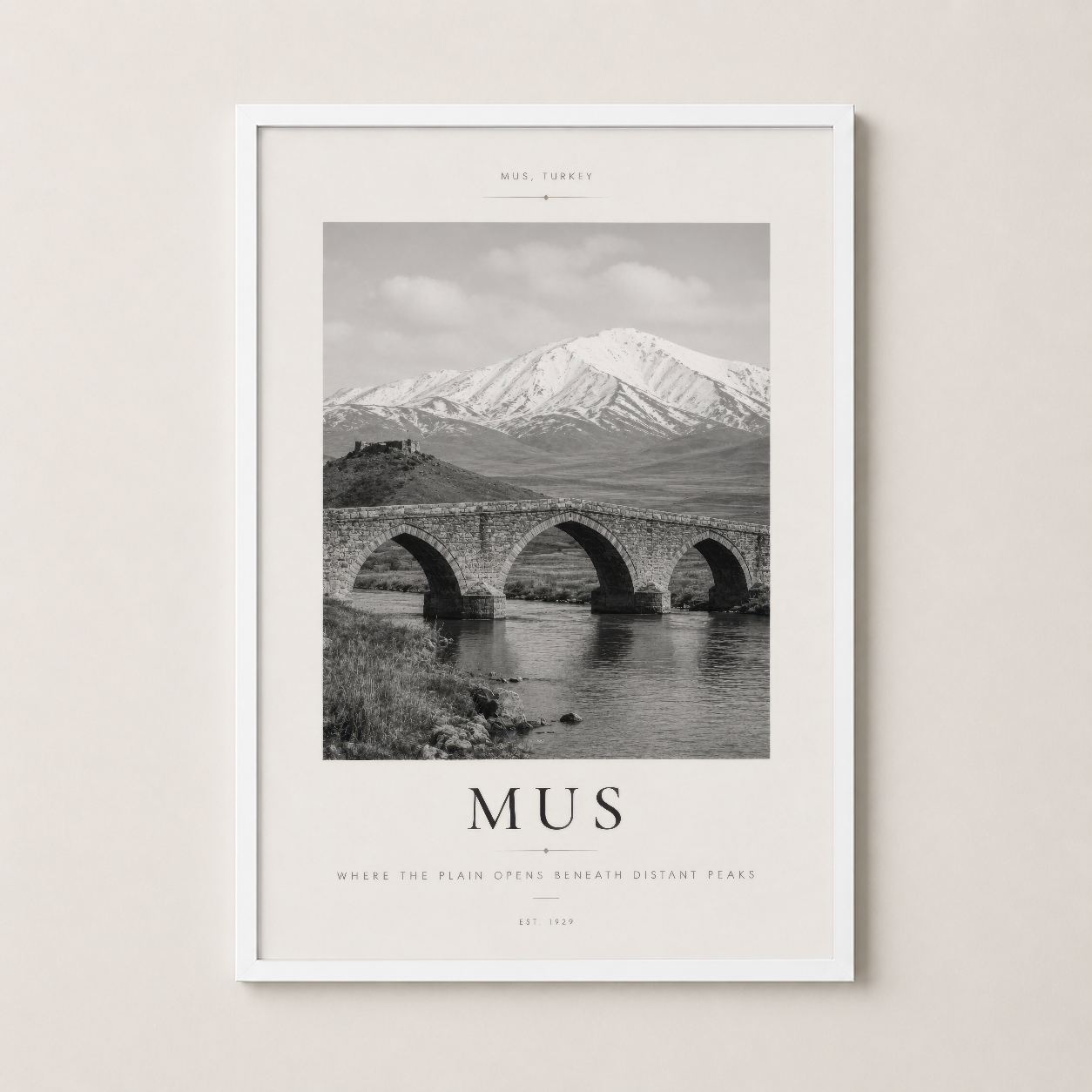 Muş sanat posteri beyaz çerçevede, antik taş köprü ve kar saçaklı dağ manzarası.