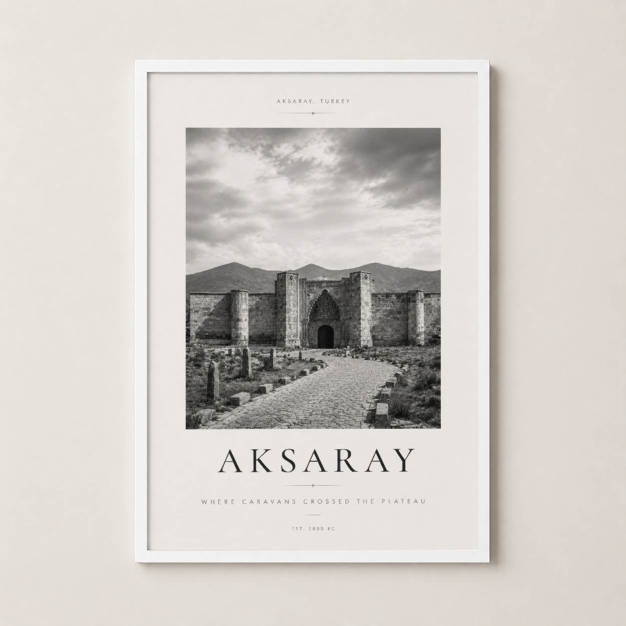 Aksaray tablosu beyaz çerçevede, tarihi mimari ve doğal ışık efekti, şık duvar dekorasyonu.