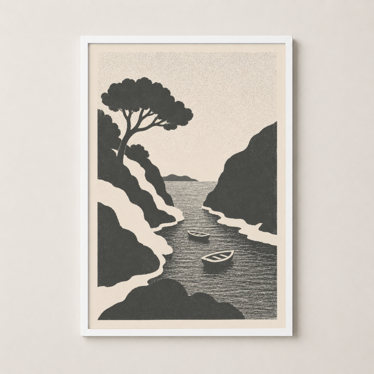 Beyaz çerçeveli sanat eseri, minimalist deniz kenarı manzarası ve gemi silüeti tasvir ediyor.