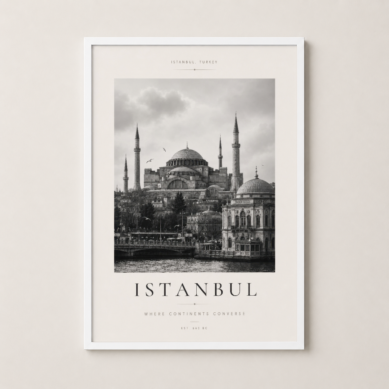Beyaz çerçeveli İstanbul posteri, aydınlık ve açık bir ortamda sadeliği ile odağı çekiyor.