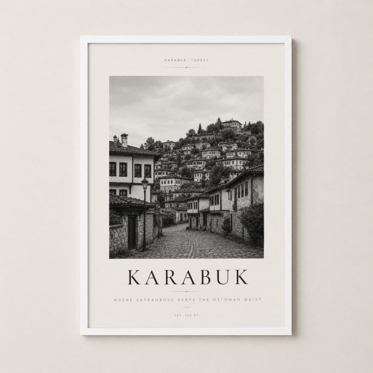 Karabük Türkiye tablı beyaz çerçeveli poster, osmanlı mimarisiyle taş sokakları gösteren zarafet tasarımı duvar dekorasyonu.