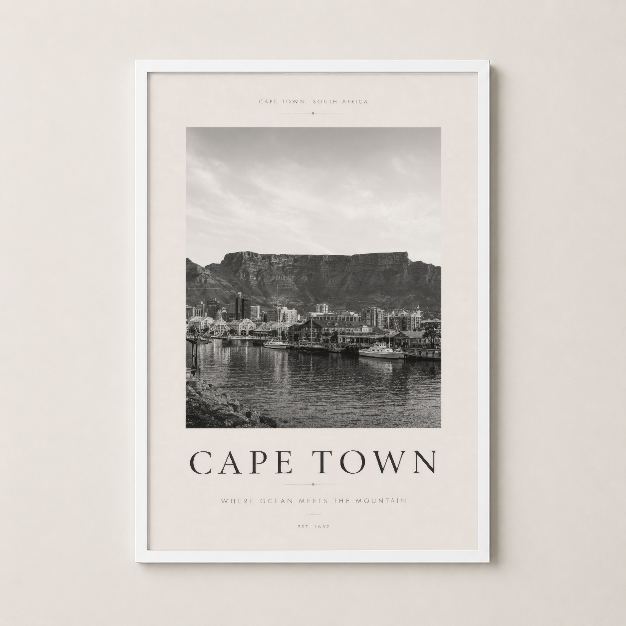Cape Town şehrinin atmosferik siyah beyaz görüntüsü, şık beyaz çerçevede asılmış halde.