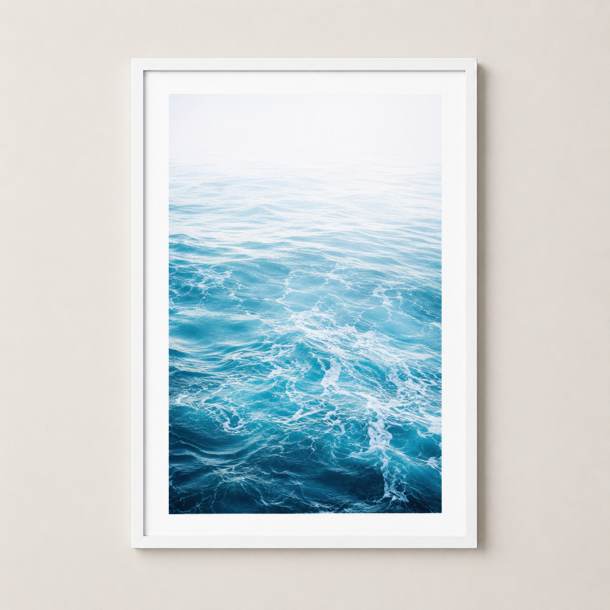 Berrak deniz manzarasının yer aldığı sanat poster, beyaz çerçeve ile modern aksesuar.