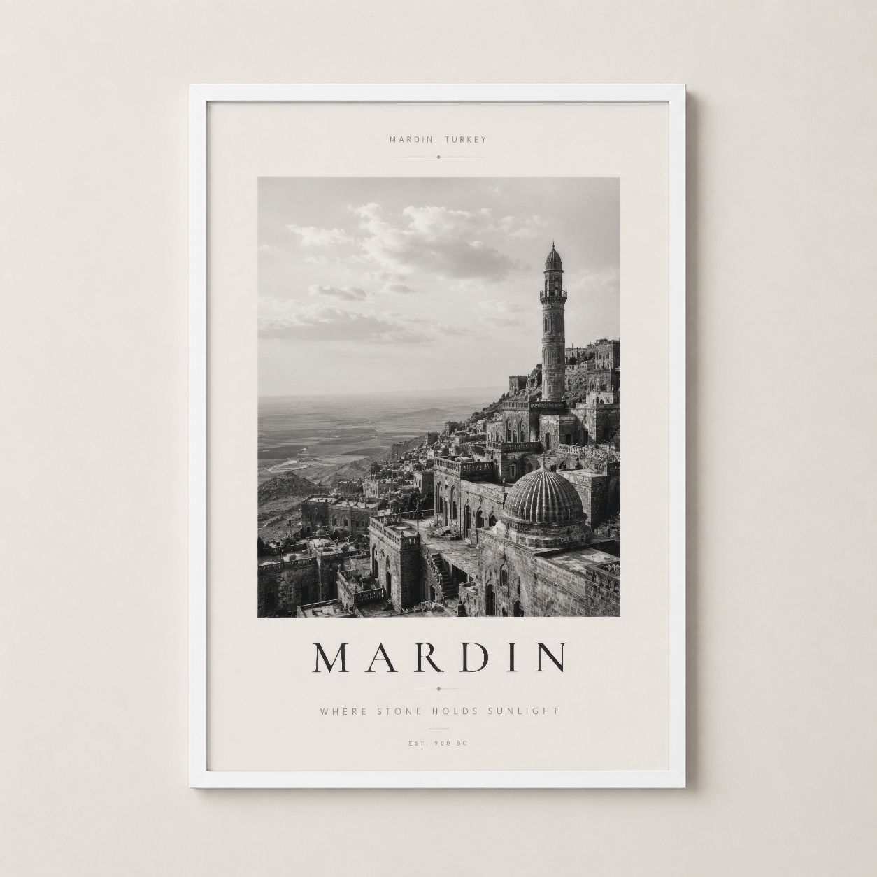 Mardin şehir görüntüsü beyaz ahşap çerçevede, minimalist ve zarif duvar sanatı.