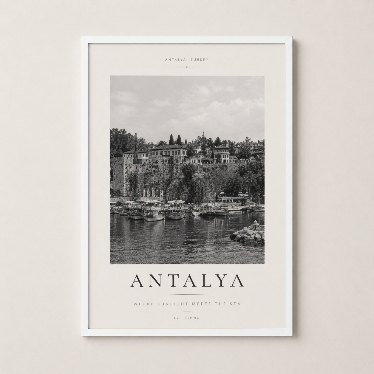 Beyaz çerçeveli Antalya posteri, Türkiye'nin tarihi liman şehrini zarif ve modern bir şekilde yansıtıyor.