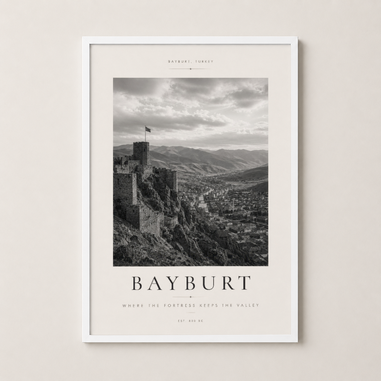 Bayburt kalesi sanat baskısı, beyaz çerçeve ile şık ve temiz bir görünüm.