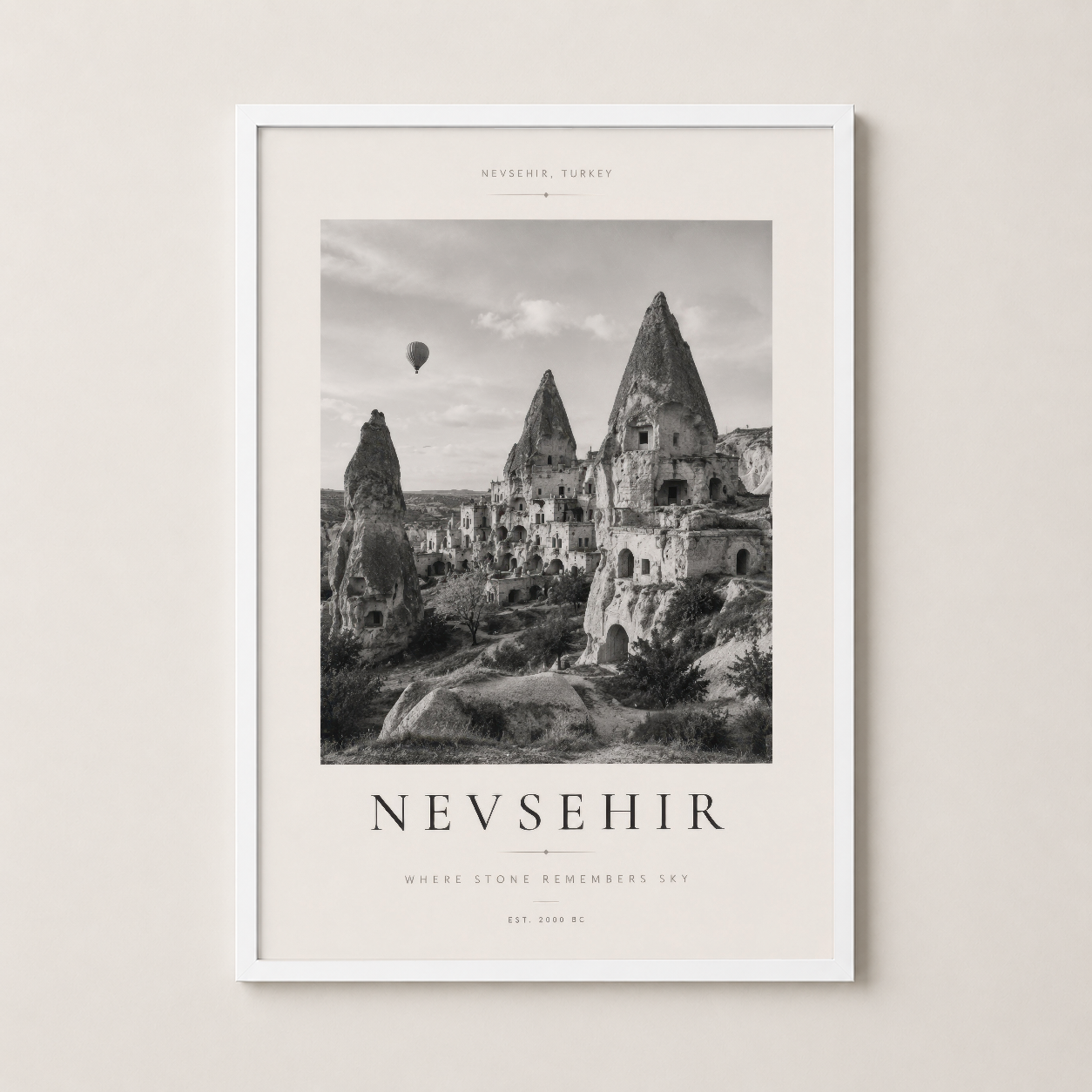 Nevsehir posteri beyaz çerçeveli, antik taş mimarisinin siyah beyaz sanatsal gösterimi