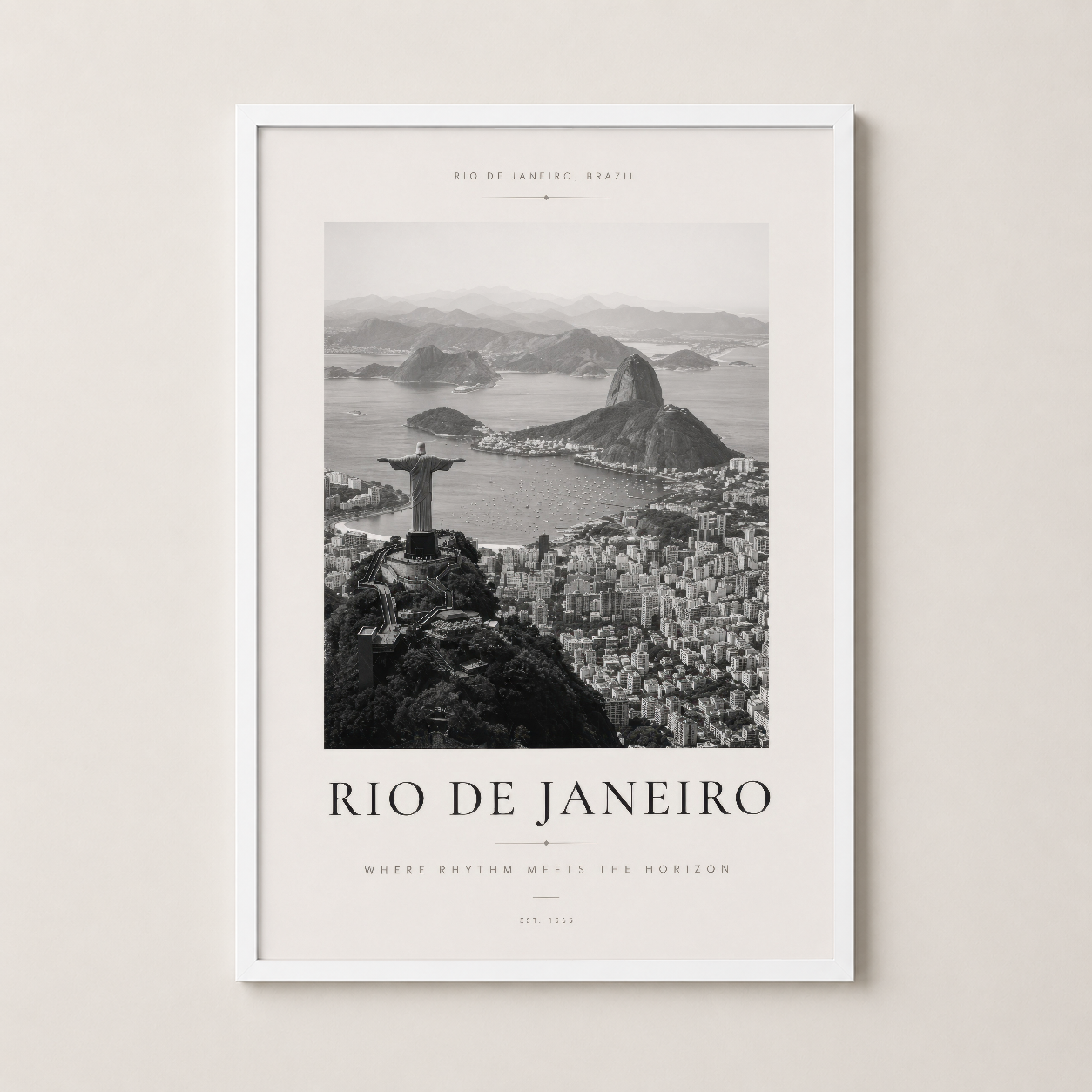 Beyaz çerçeveli Rio de Janeiro sanat baskısı, parlak odaları aydınlatan, kontrastlı siyah beyaz fotoğrafı ile zarif bir