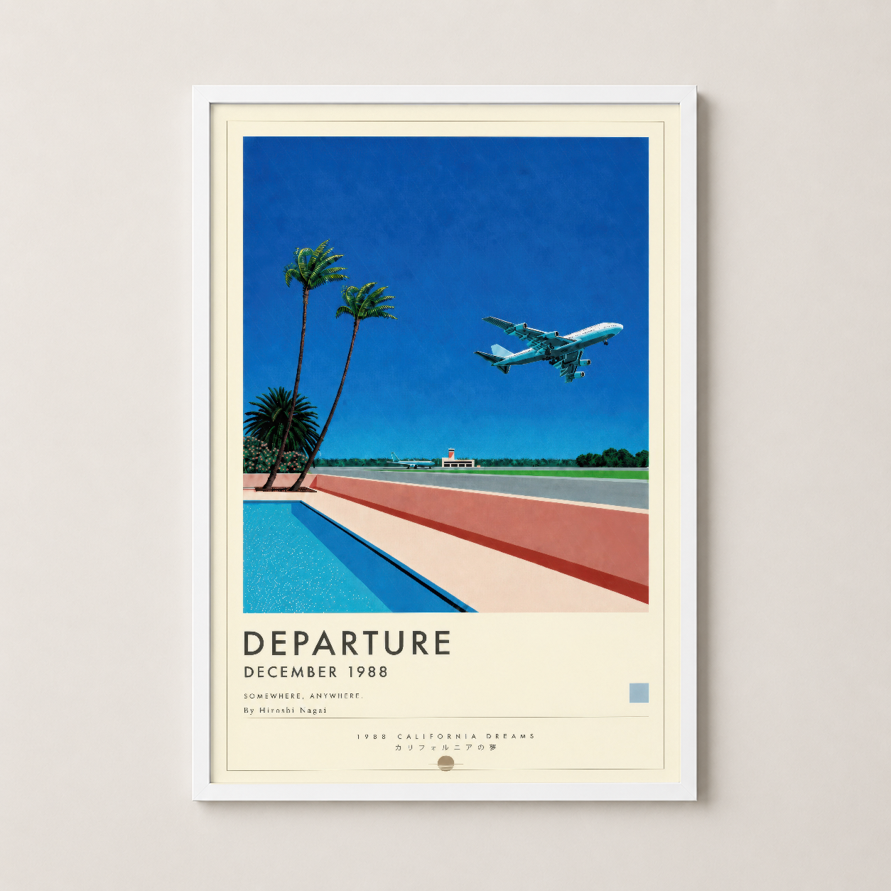 Beyaz çerçeveli retro uçak ve palm tasarımlı Departure duvar tablosu, modern iç dekorasyonda yer alan sanat eseri.