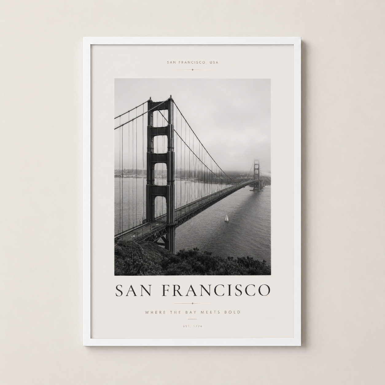 Golden Gate Köprüsü posteri, beyaz çerçevede aydınlık ve temiz bir estetik ortaya koyuyor.