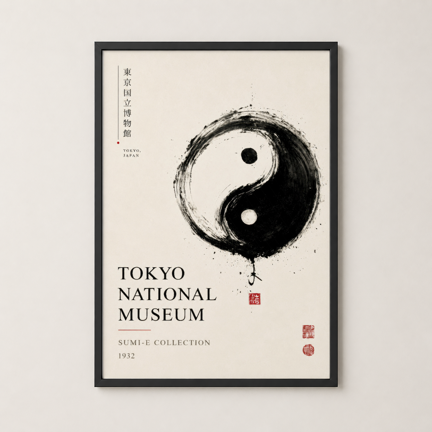 Siyah çerçeveli duvar tablosu, yin-yang motifi ve Japon karakterleriyle müze koleksiyonu posterini sergiliyor.