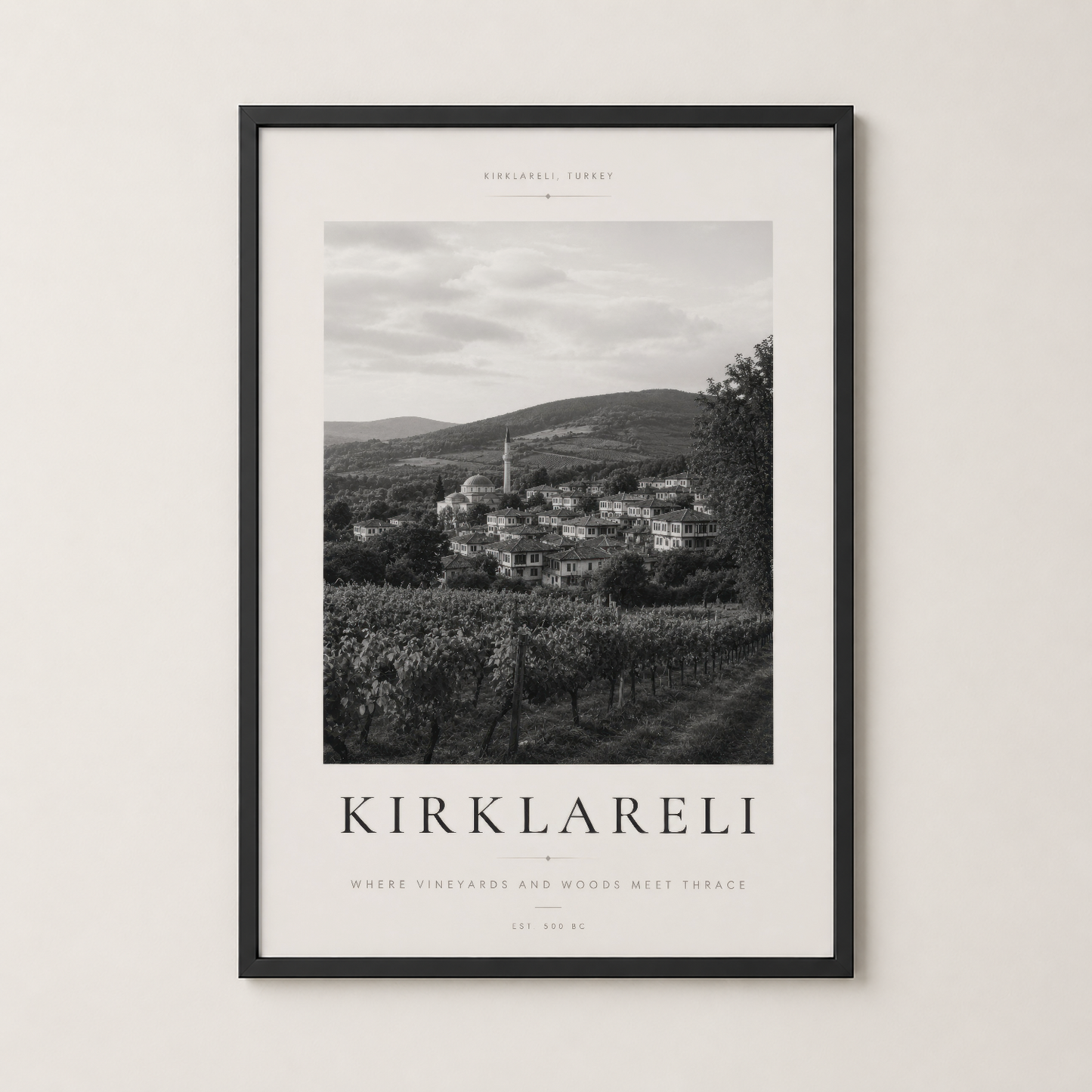 Siyah çerçeveli Kırklareli tablosu, modern bir mekanda duvar sanatı olarak sergilenen doğal peyzaj fotoğrafı.