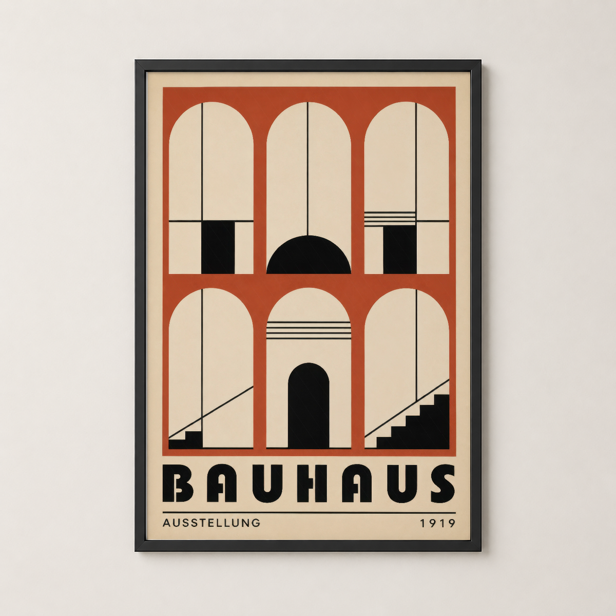 Bauhaus posteri siyah çerçevede, ikonik 1919 sergisi görseli ile minimalist dekor aksenti.