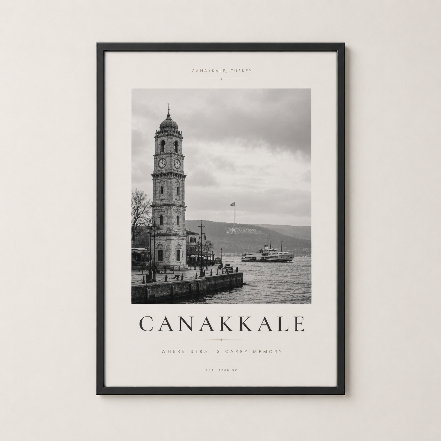 Çanakkale tablosu siyah çerçevede, modern iç dekorasyonda duvar sanatı olarak sergilenen zarif posterdir.