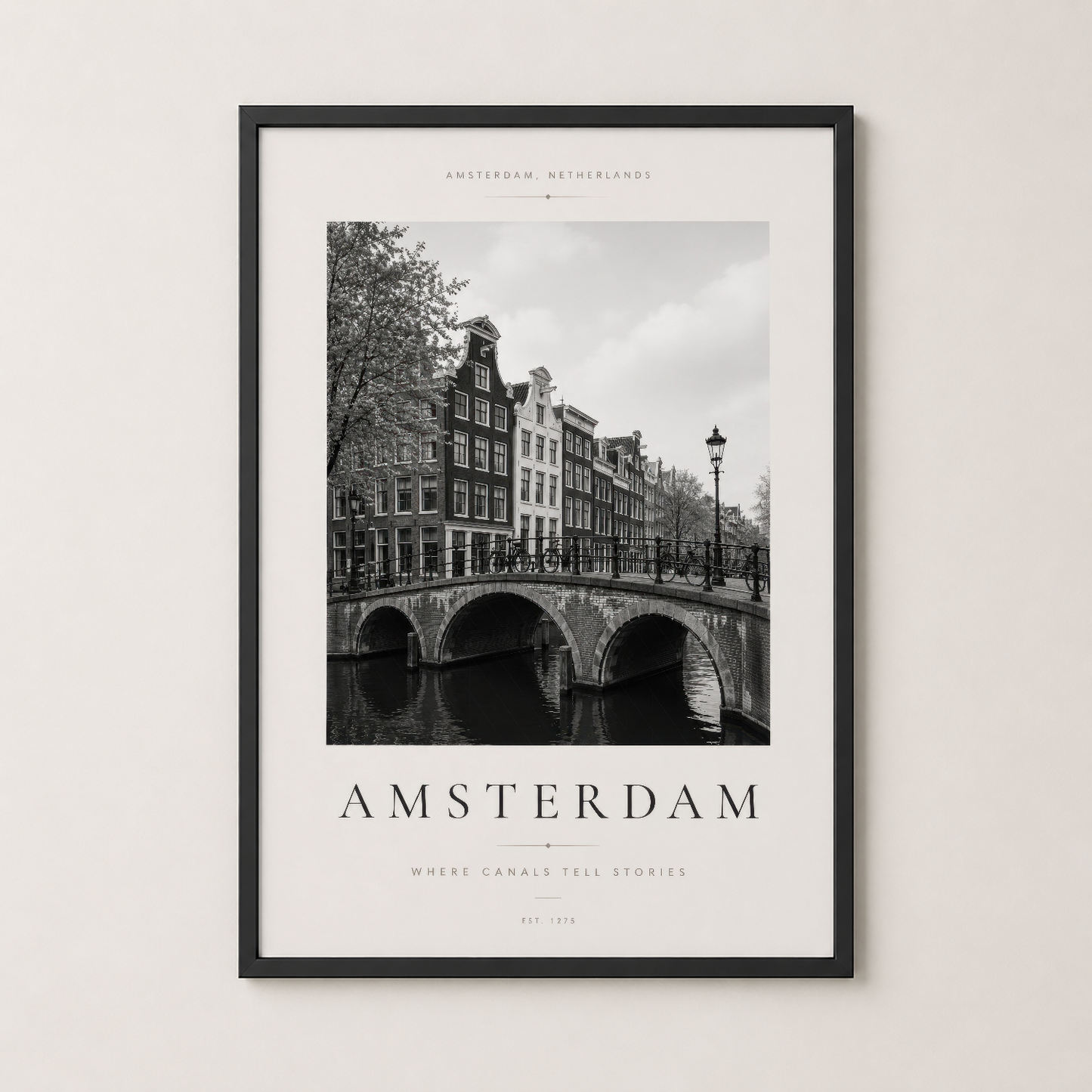 Modern oturma alanında siyah çerçeveli Amsterdam kanallı duvar tablosu, şık ve minimalist dekor stiliyle.