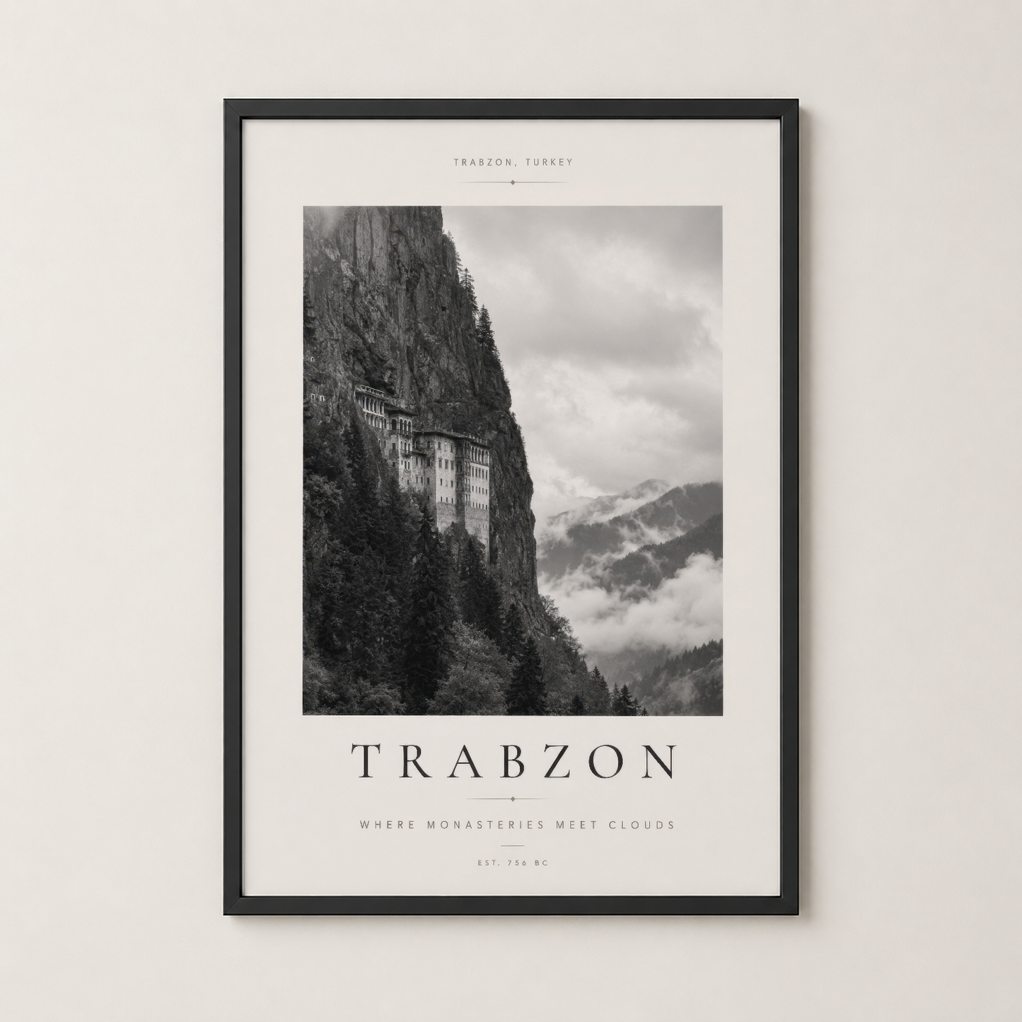 Trabzon manastırı tablosu siyah çerçevede, dağ manzarası ve bulut görüntüsü ile etkileyici dekorasyon.