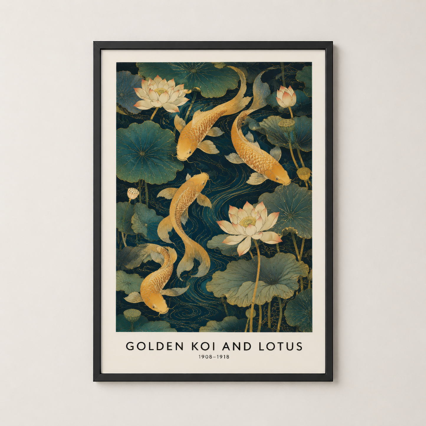 Siyah çerçevede, altın rengi koi balıkları arasında beyaz lotus çiçekleriyle açılı derin mavinin üzerinde yüzen sanat