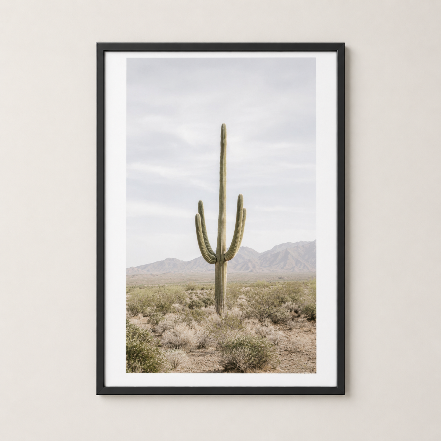 Saguaro kaktüsü tablosu siyah çerçevede; modern odalar için şık çöl peyzaj dekorasyonu