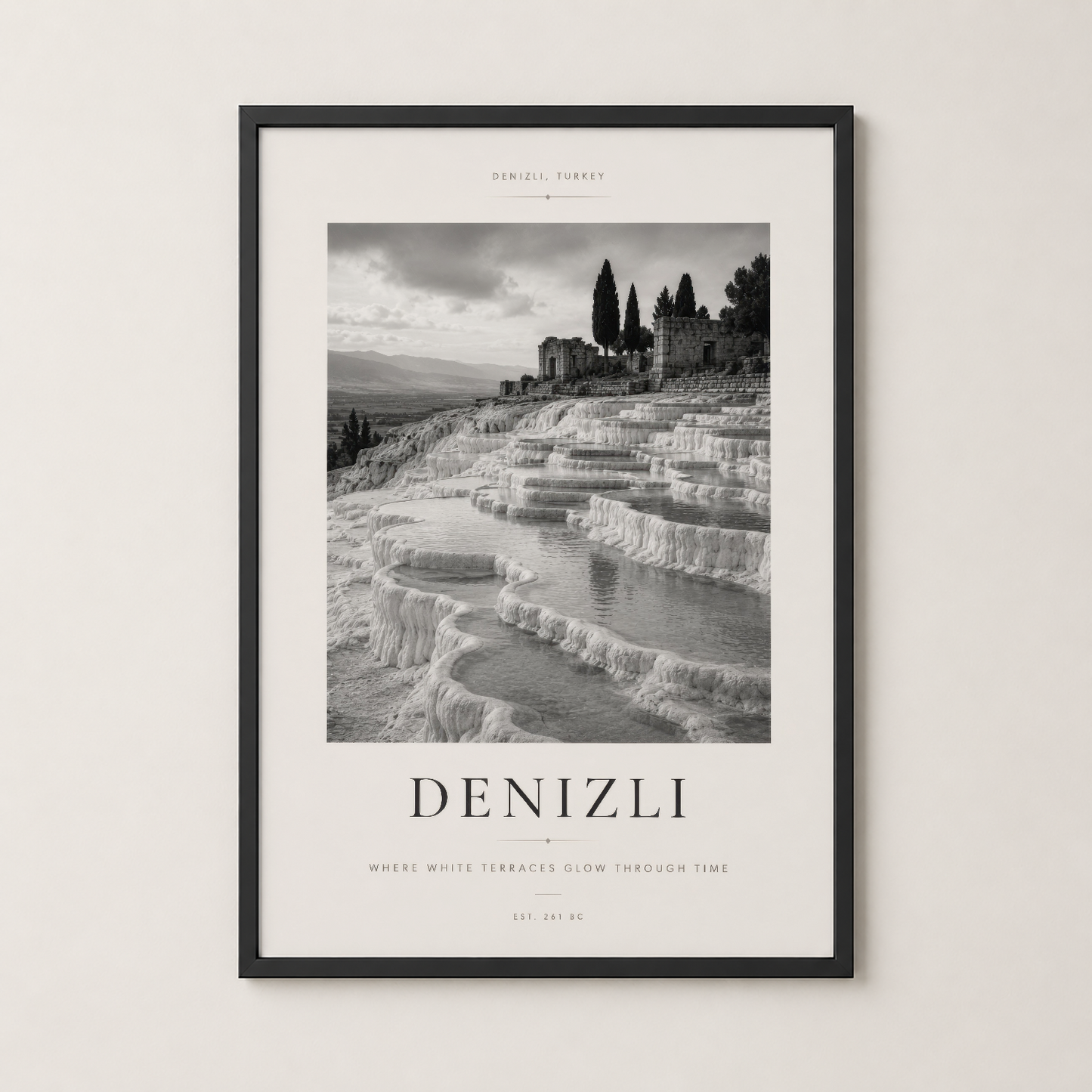 Siyah çerçeveli Denizli posteri, beyaz travertenlerin eşsiz güzelliğini minimalist şıklıkla yansıtan sanat eseri.