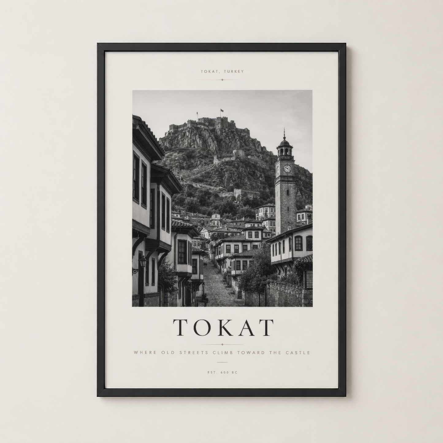 Tokat Kalesi'ne yükselen eski sokakları gösteren siyah çerçeveli duvar posteri, şık ve modern dekorasyon