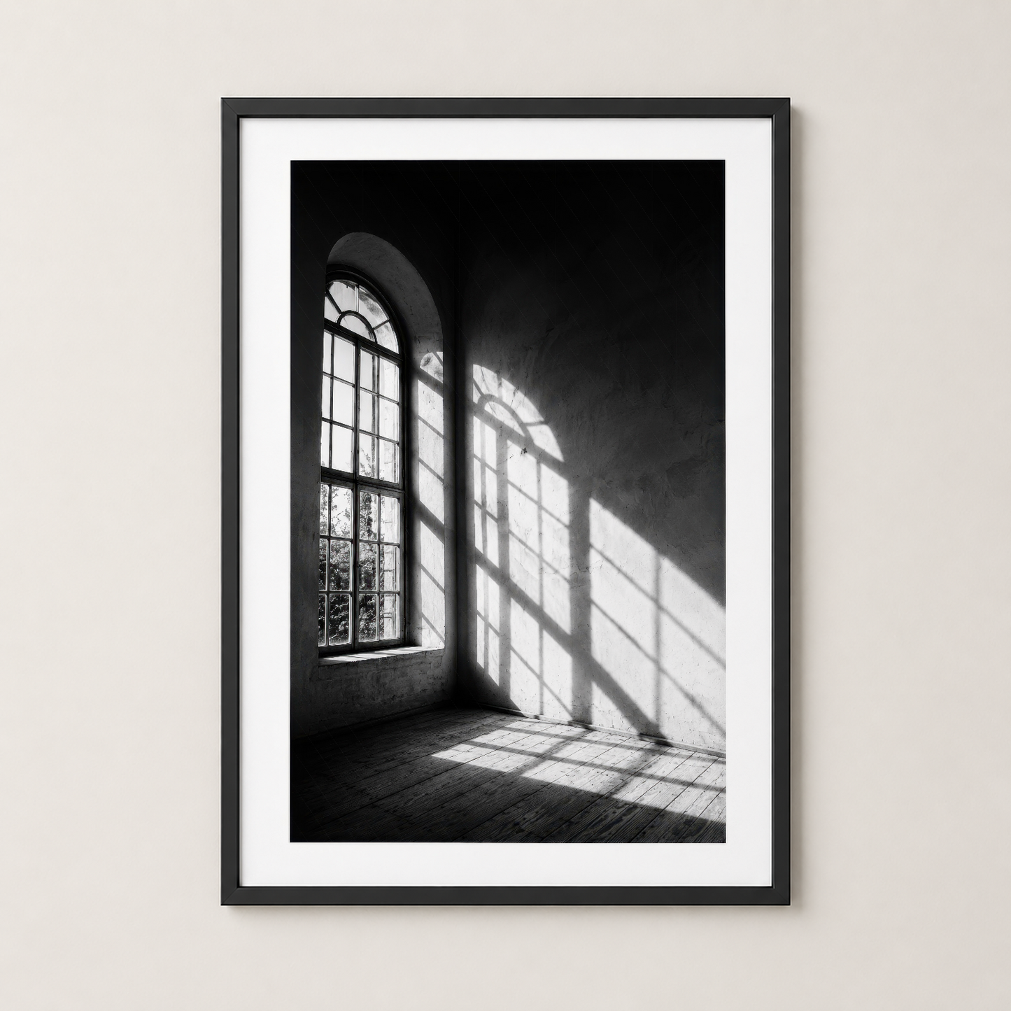 Modern siyah çerçeveli duvar tablosu, pencere ışığının geometrik gölgelerini çizen minimalist fotoğraf sanatı.