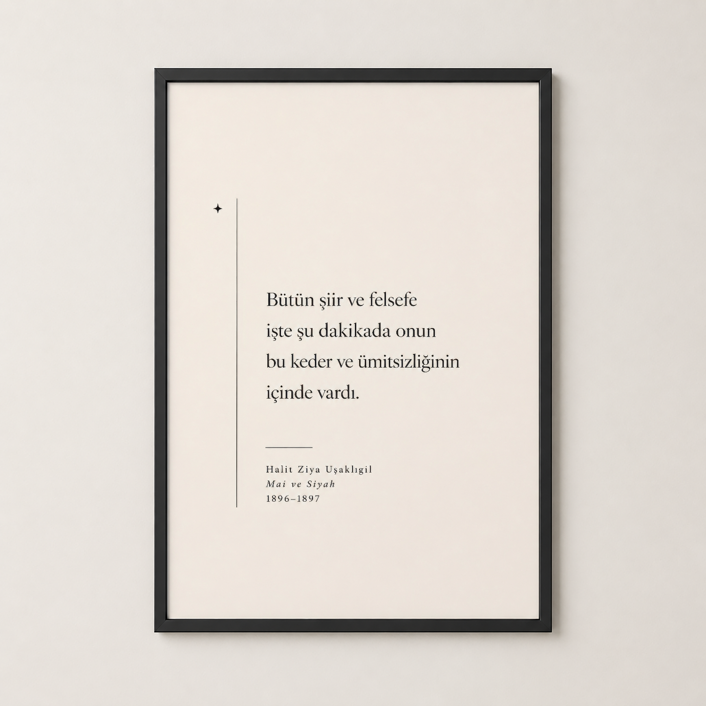 Edebiyat alıntılı poster, siyah çerçevede, modern oturma alanında duvar dekorasyon olarak sergileniyor.