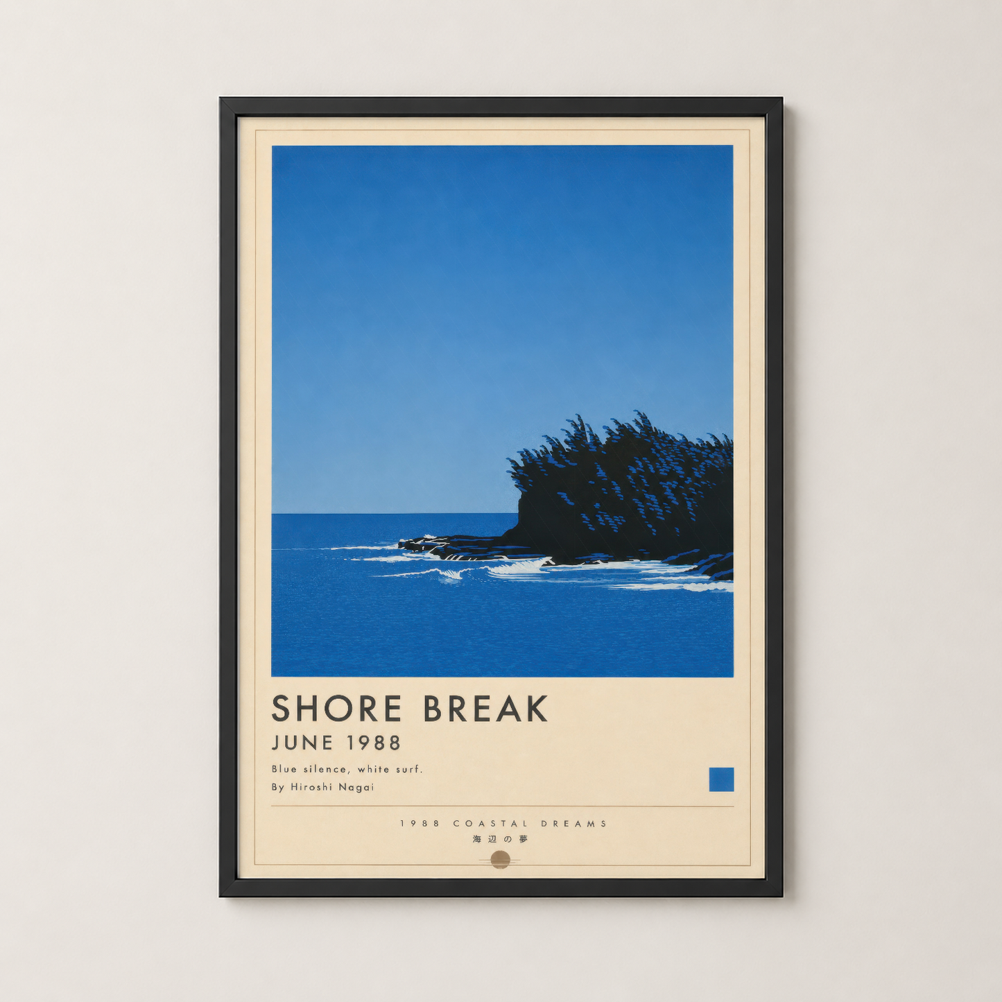 Shore Break posteri siyah çerçevede, modern iç mekanda duvarda sergilenen özet sahil görüntüsü.