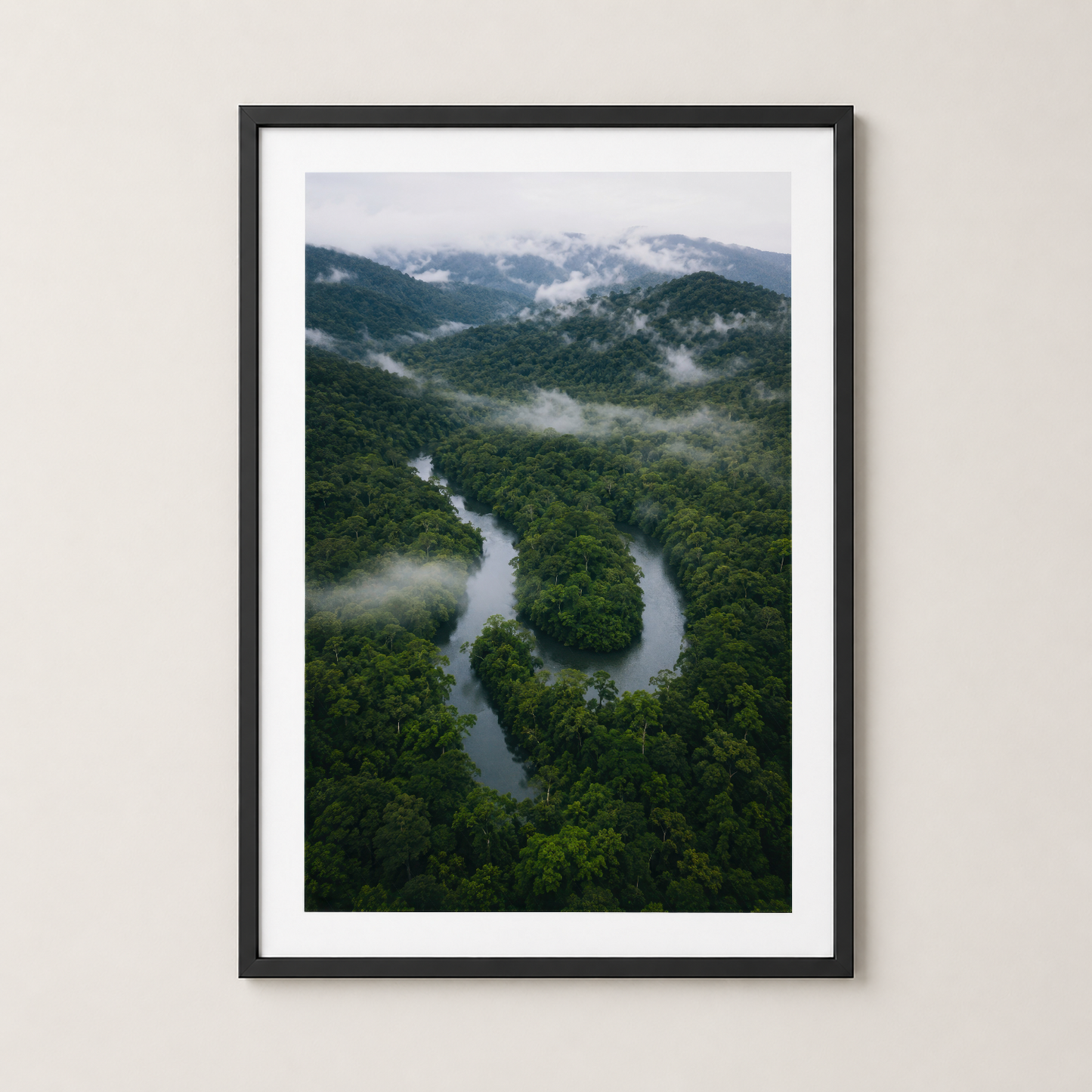 Siyah çerçeveli duvar tablosu, yeşil orman ve kıvrılan nehri gösteren doğa fotoğrafı, modern interiyor için.