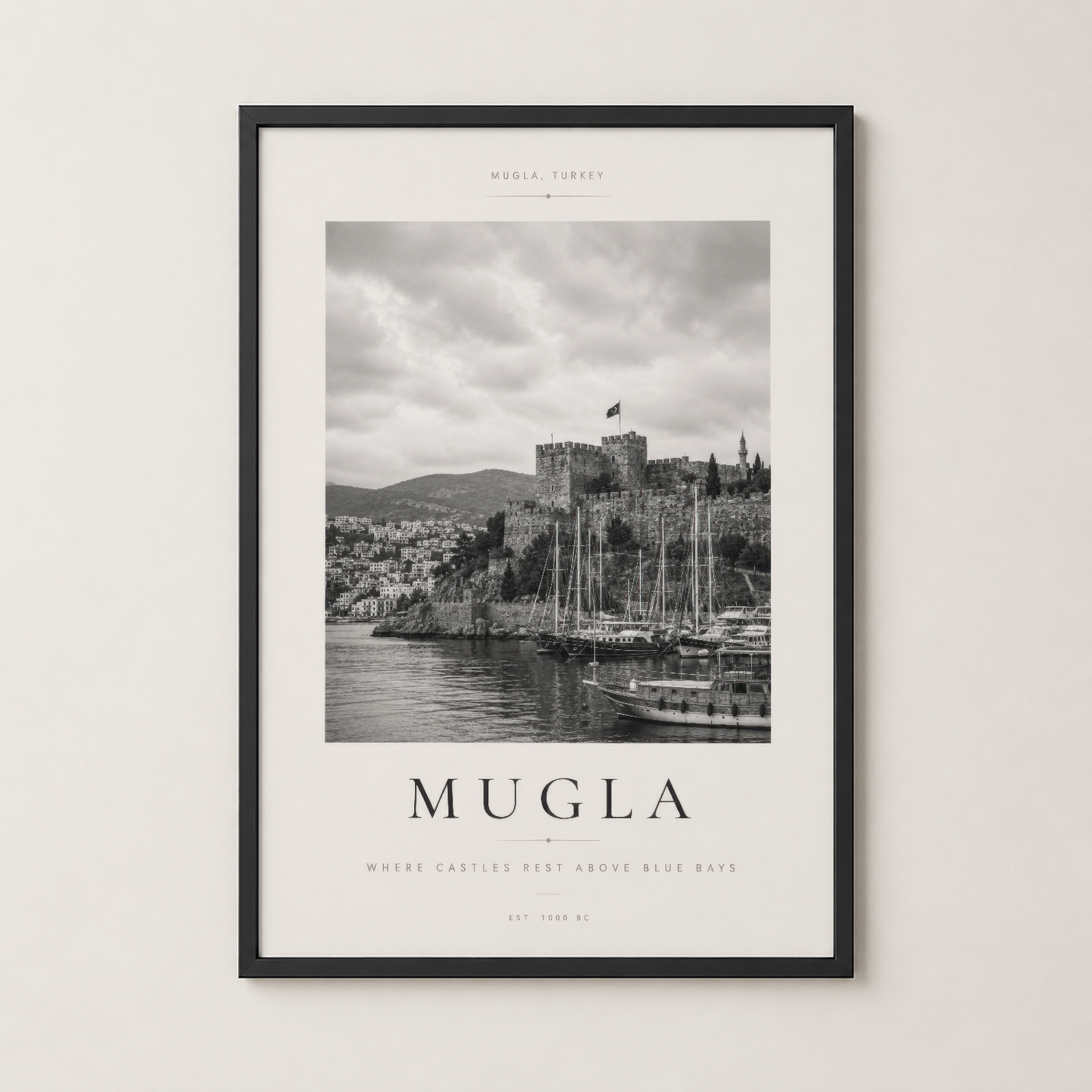 Muğla posteri siyah çerçevede, kale ve limanın nostaljik siyah beyaz fotoğrafını sergiliyiyor.