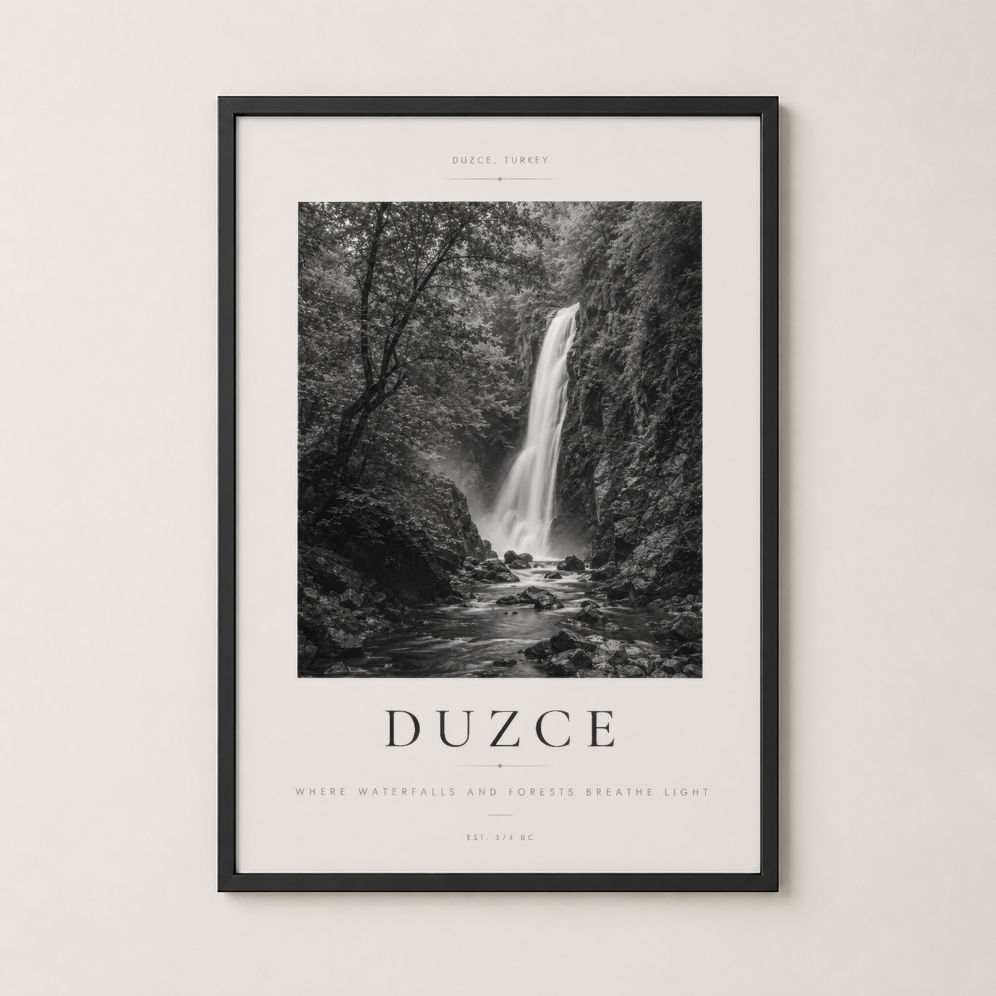 Duzce şelalesi tablosu siyah çerçevede, minimalist doğa sanat, oturma odasına uygun