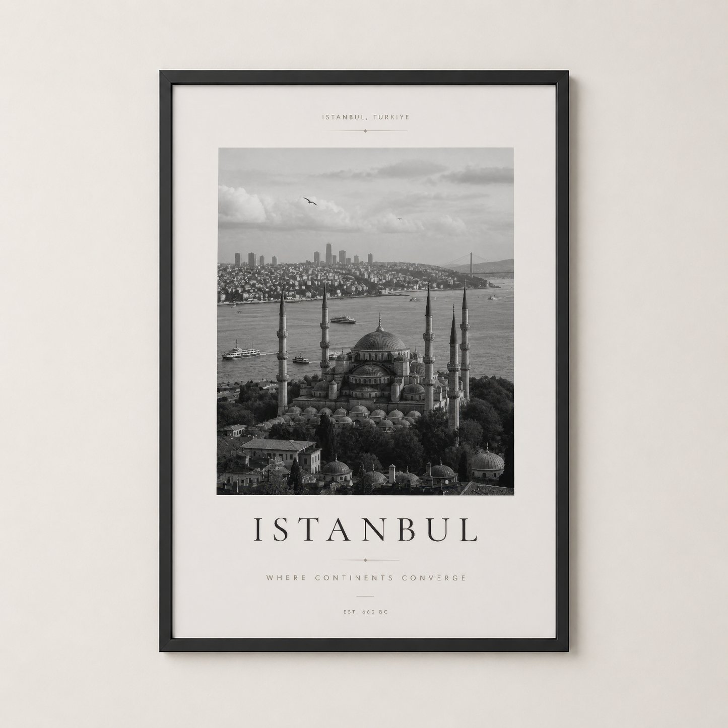 İstanbul şehir görünümü siyah çerçevede, Boğaz kenarındaki tarihi cami ve modern skyline'ı birleştiren dekoratif poster.