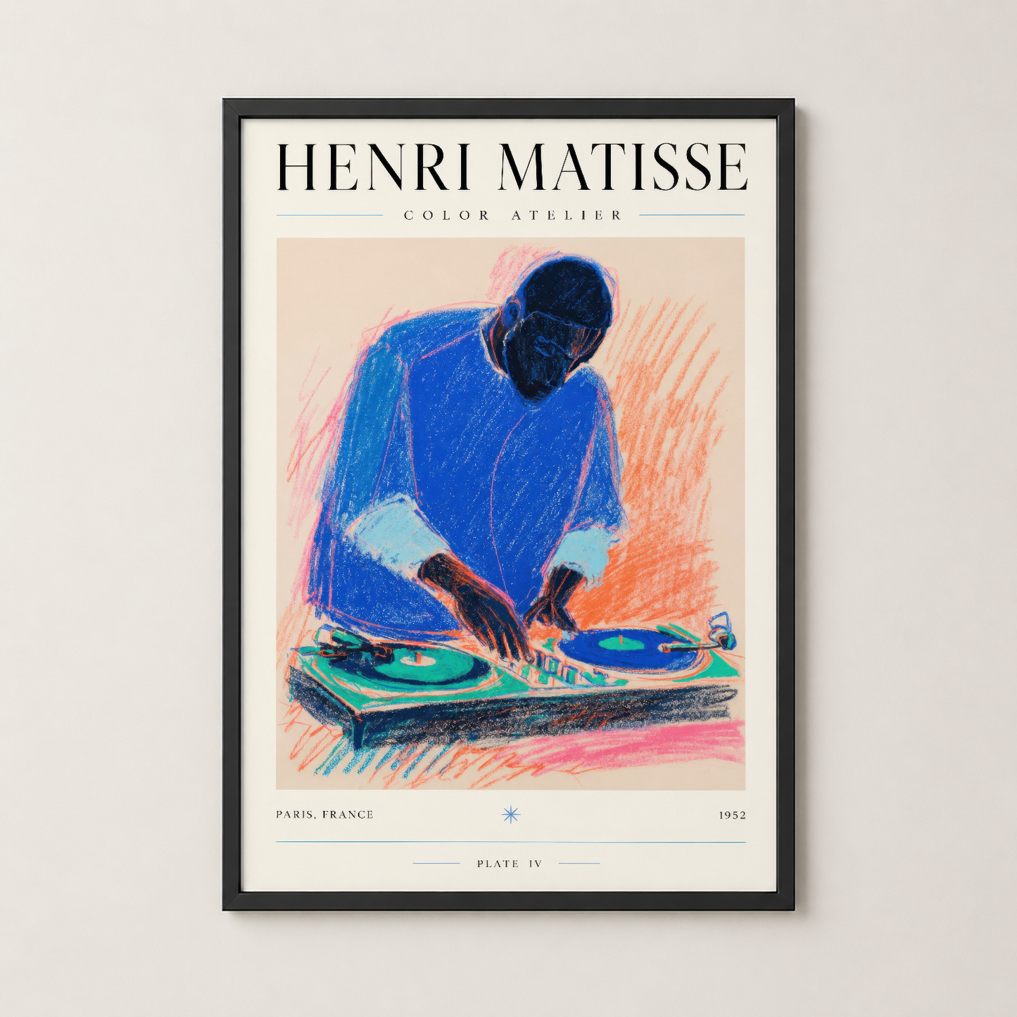 Matisse Color Atelier tablosu siyah çerçevede, DJ motifli sanat baskısı oturma alanında sergilendi.