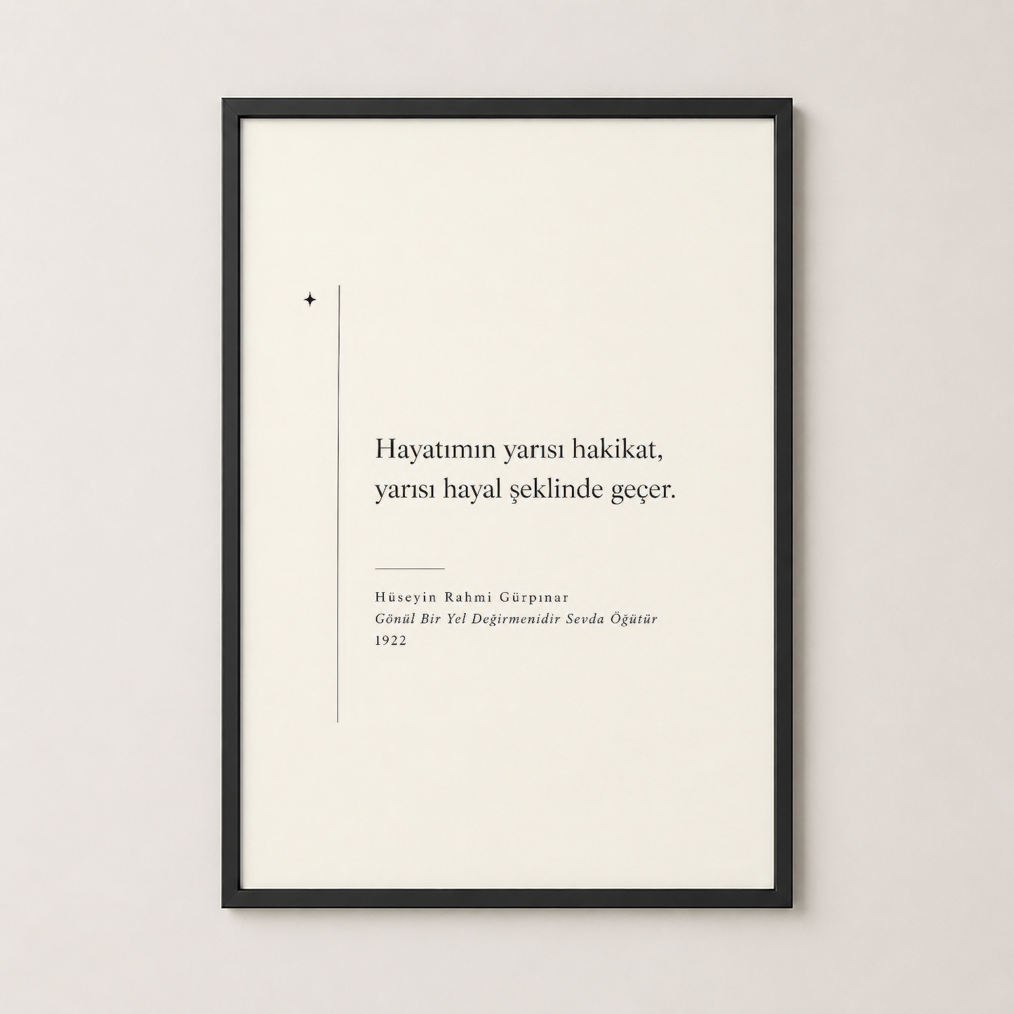 Siyah çerçeveli poster, modern oturma alanında duvarı süsleyen şık ve zamansız dekoratif eser.