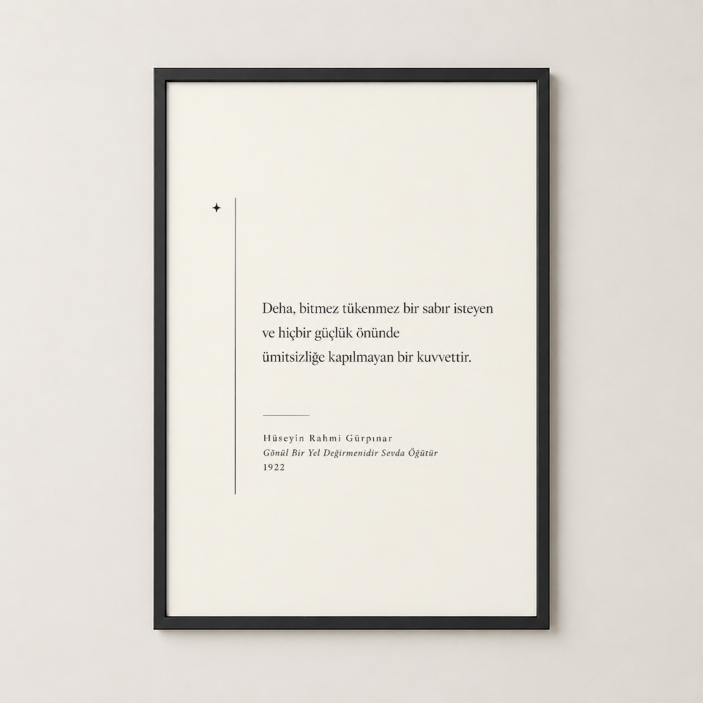 Siyah çerçeveli poster, modern mekanlar için zarafet ve derinlik katıyor.