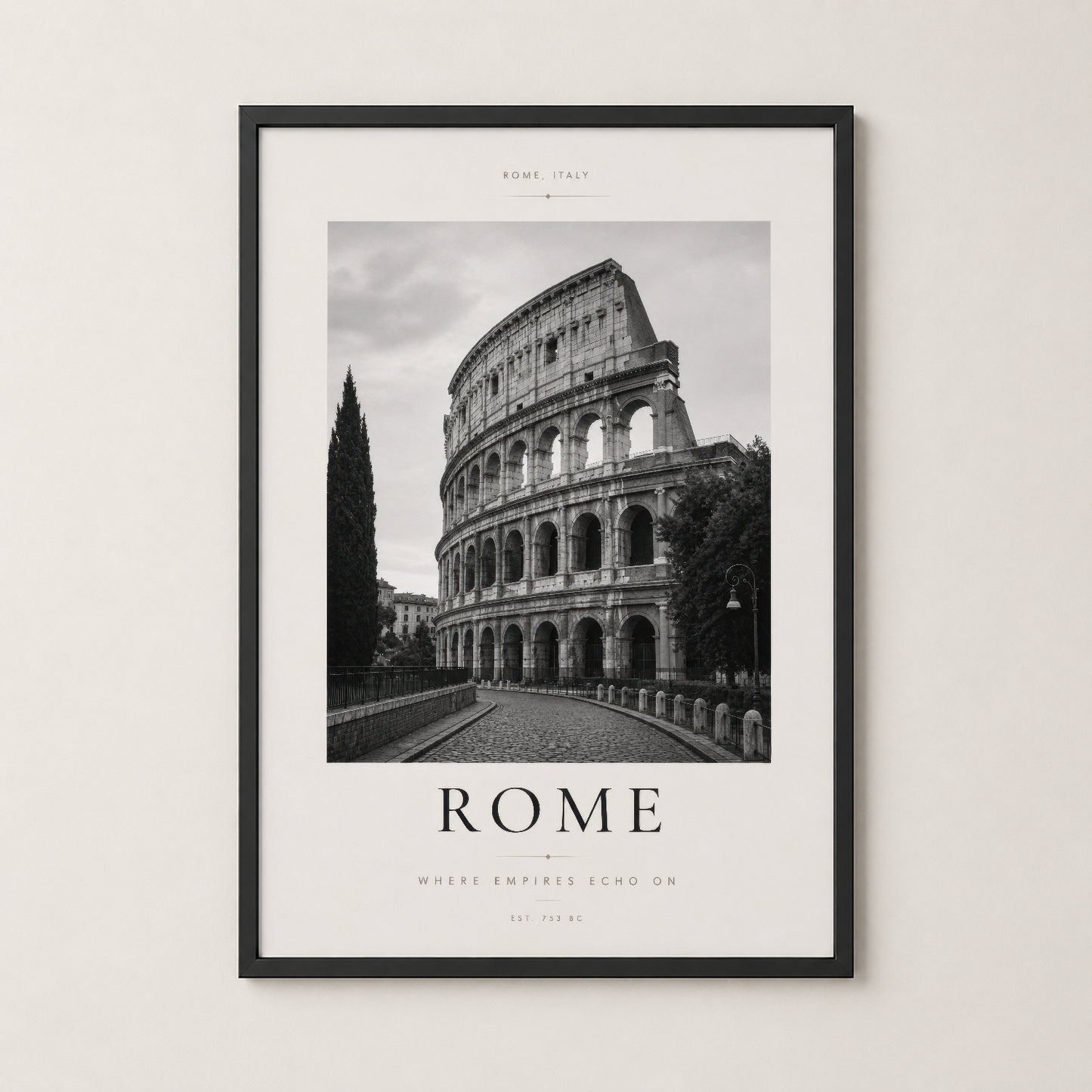 Colosseum tablosu siyah çerçeveli, modern ve sofistike bir duvar dekorasyon seçeneği Roma temasıyla.