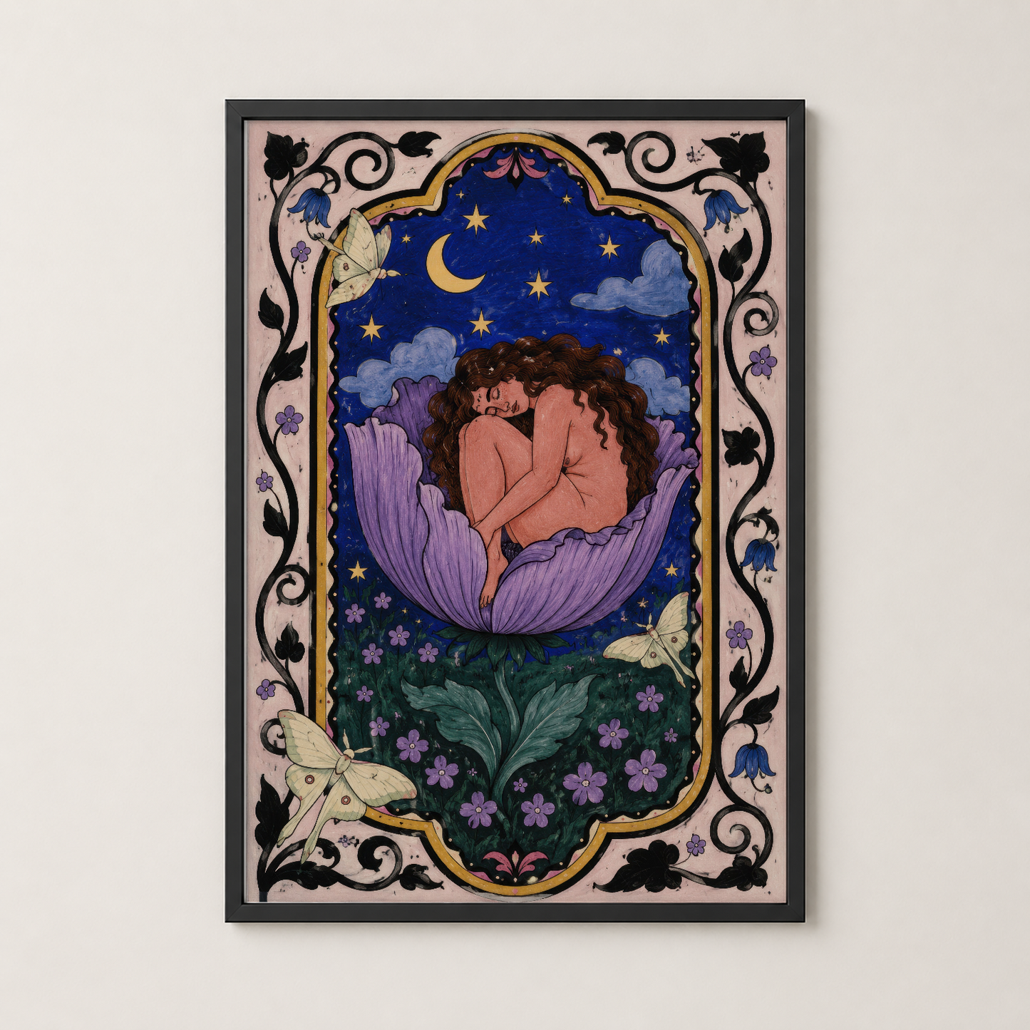 Siyah çerçevede, işlemeli çiçek motifli bordürün içinde ay ışığında uyuyan figürü gösteren fantastik sanat.