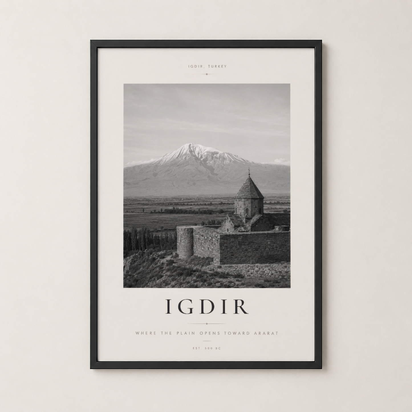 Tarihi İğdır kilisesini ve Ararat'ı gösteren poster, şık siyah çerçevede asılı durmaktadır.