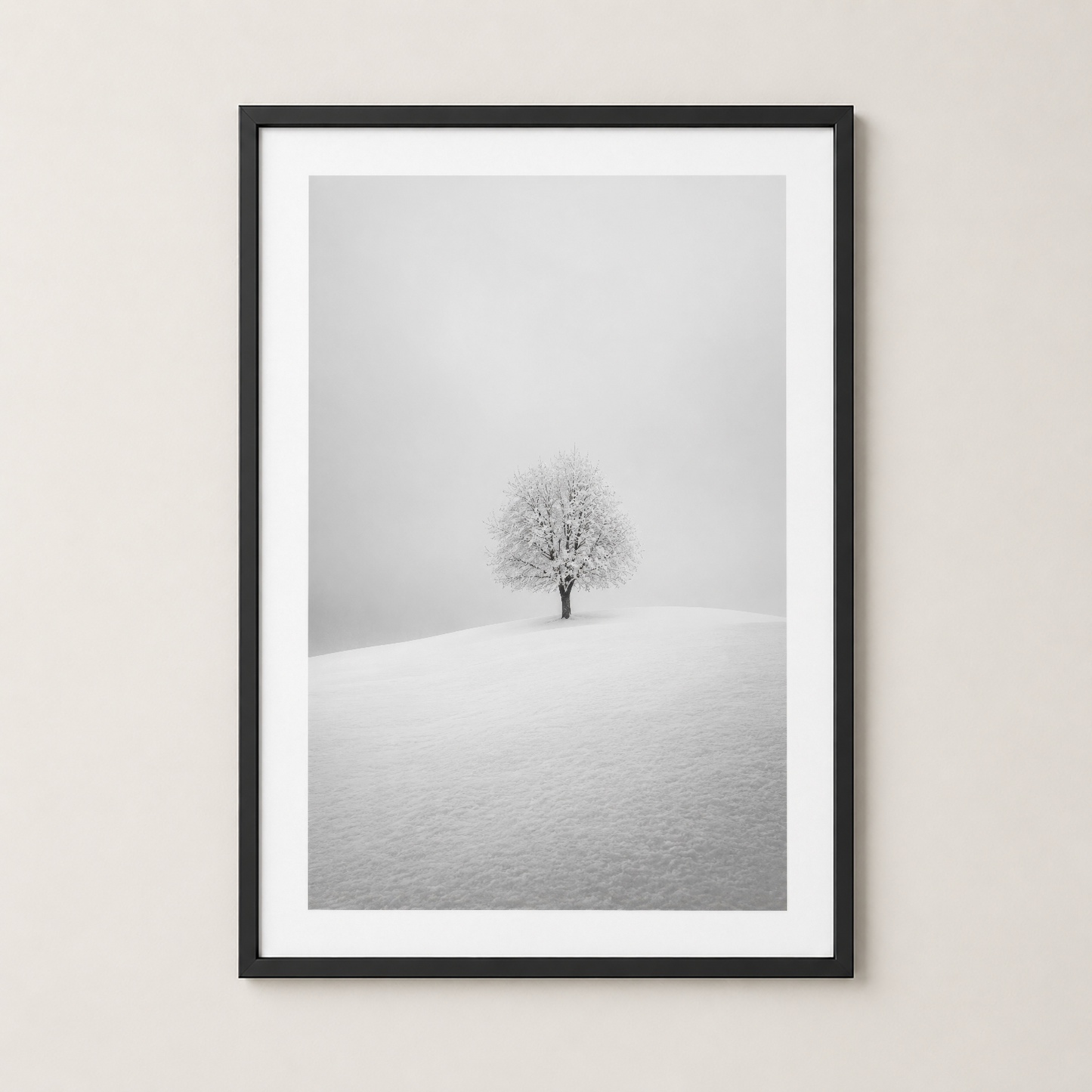 Siyah çerçeveli duvar tablosu, kış ağacı fotoğrafını çağdaş elegansla sunan sanat baskısı.