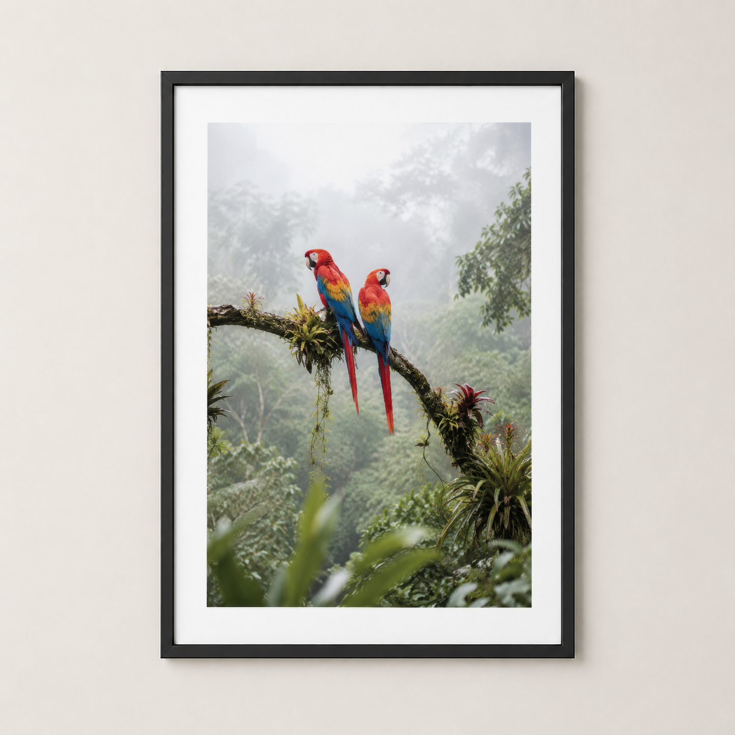 Siyah çerçeveli, tropikal orman atmosferinde iki macaw papağanını gösteren modern doğa sanat tablosu.